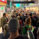 Attēls rakstam: Sastrēgums Rīgas lidostā novērsts: pilnā apmērā atjaunotas reģistrētās bagāžas pārbaudes