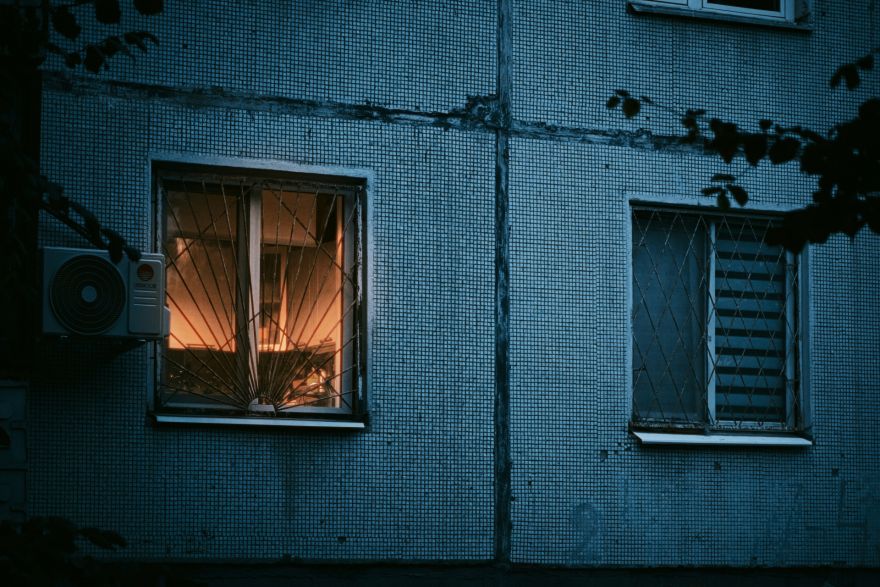 Satraucošs gadījums Rīgā: Pa ceturtā stāva logu izkritusi pusaudze