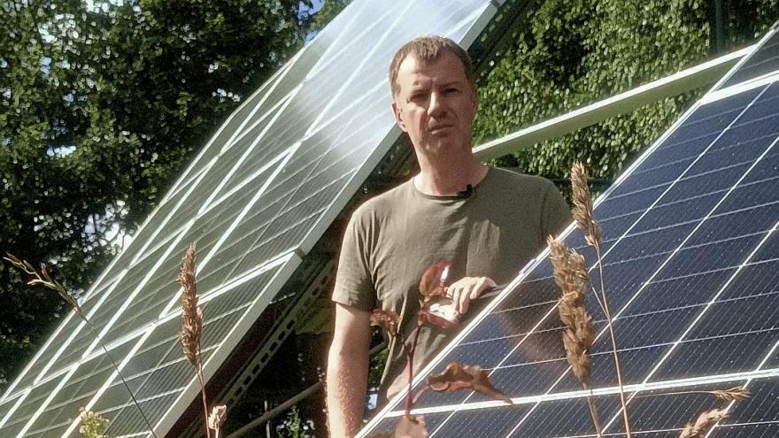 Attēls rakstam: Saule viensētā. Arī paneļiem vajag akumulatoru