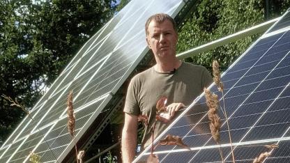Attēls rakstam: Saule viensētā. Arī paneļiem vajag akumulatoru