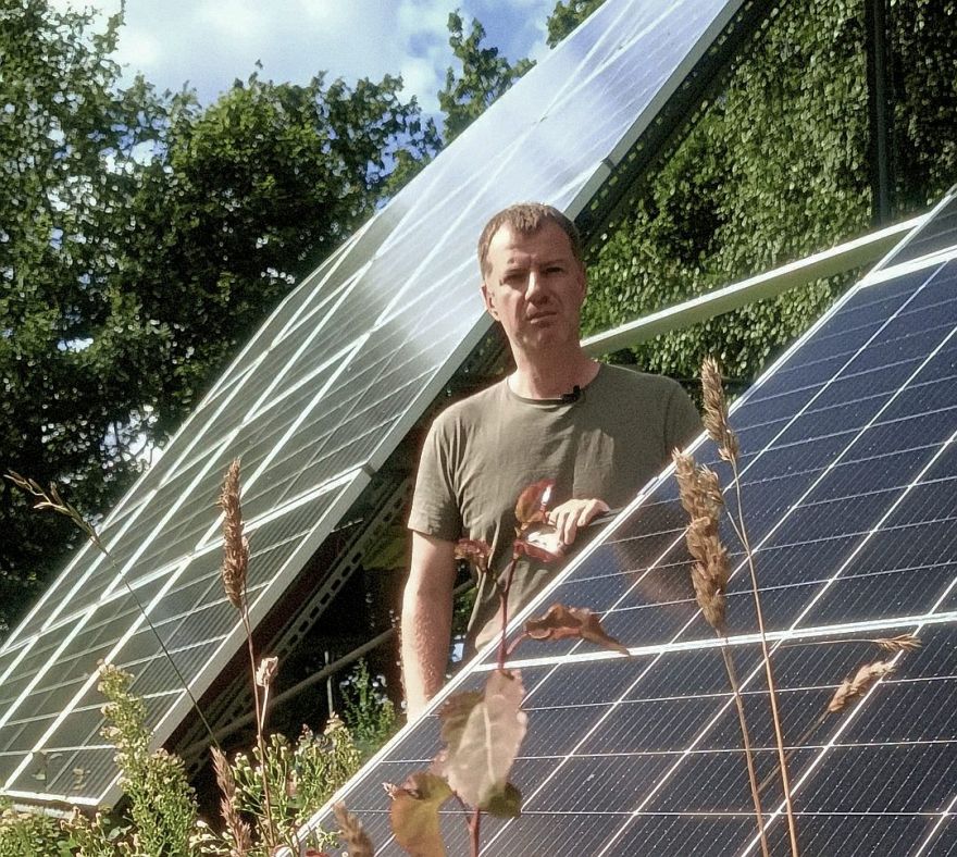 Saule viensētā. Arī paneļiem vajag akumulatoru
