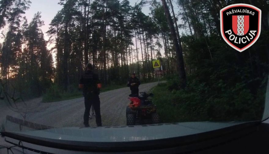 Sauriešos nakts patruļas laikā policija aptur divus pusaudžus; likumsargiem nākas zvanīt vecākiem