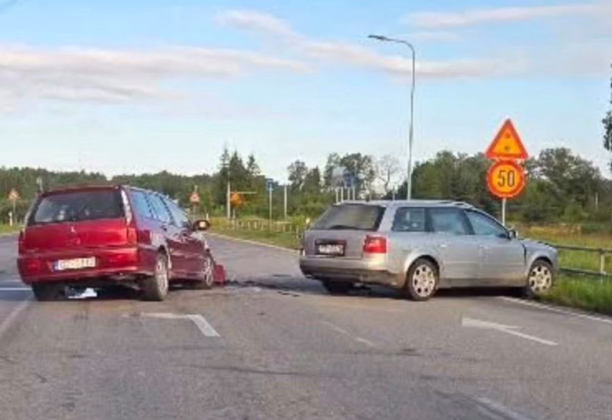 Sauriešos smaga avārija: kamēr mediķi glābj cietušo, otrs šoferis laižas lapās
