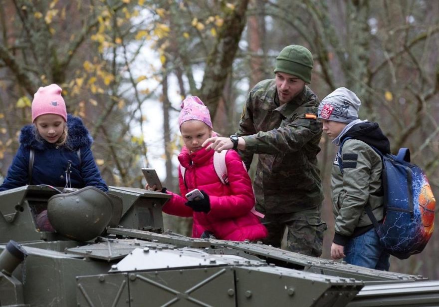 Sauszemes spēku brigāde Kadagā rīko Skolēnu dienu