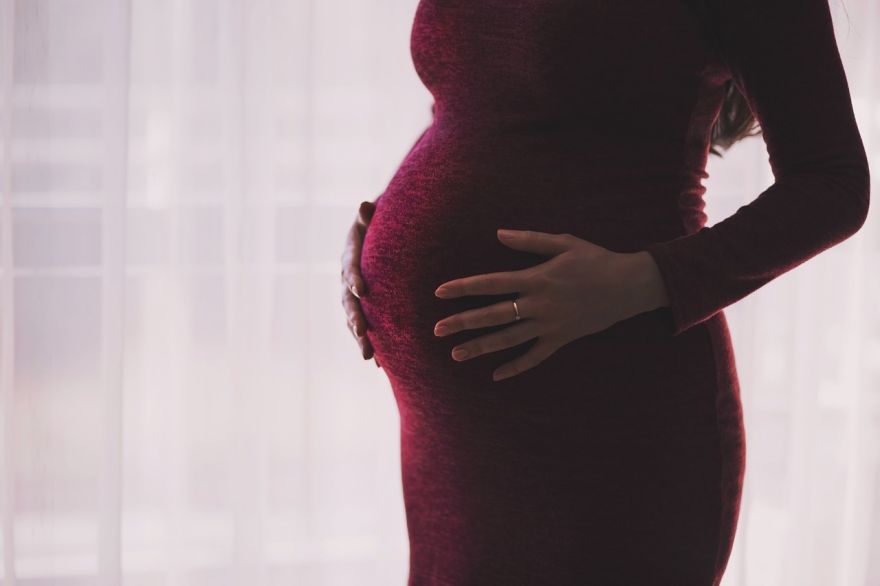 Savāc 10 000 parakstu par sievietes tiesībām uz apmaksātu atvaļinājumu dzemdībām