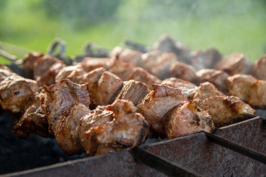 Šefpavārs Lauris Aleksejevs iesaka Kaukāza virtuves garšas un receptes, kas pārsteigs arī pieredzējušus grilētājus