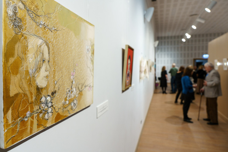 Foto: Mākslas darbs kā pašterapijas process. Siguldā atklāta Zanes Šumeiko izstāde "Senču upe III"