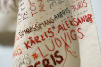 Foto: Mākslas darbs kā pašterapijas process. Siguldā atklāta Zanes Šumeiko izstāde "Senču upe III"