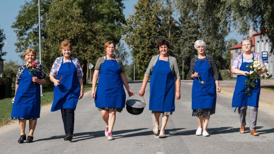 Attēls rakstam: Sešas dāmas, kuras vieno dejas, zupa un sirds siltums