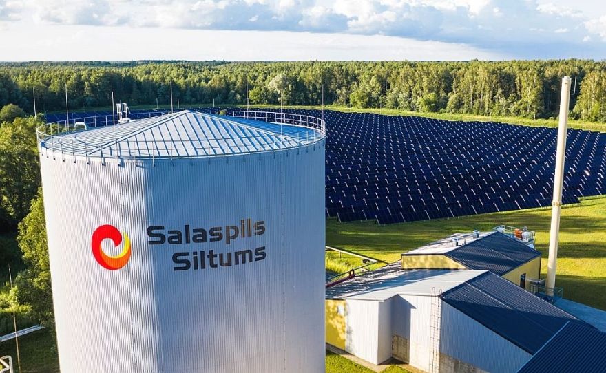 SIA "Salaspils siltums" jaunajā saules paneļu parkā uzstādīti 270 paneļi
