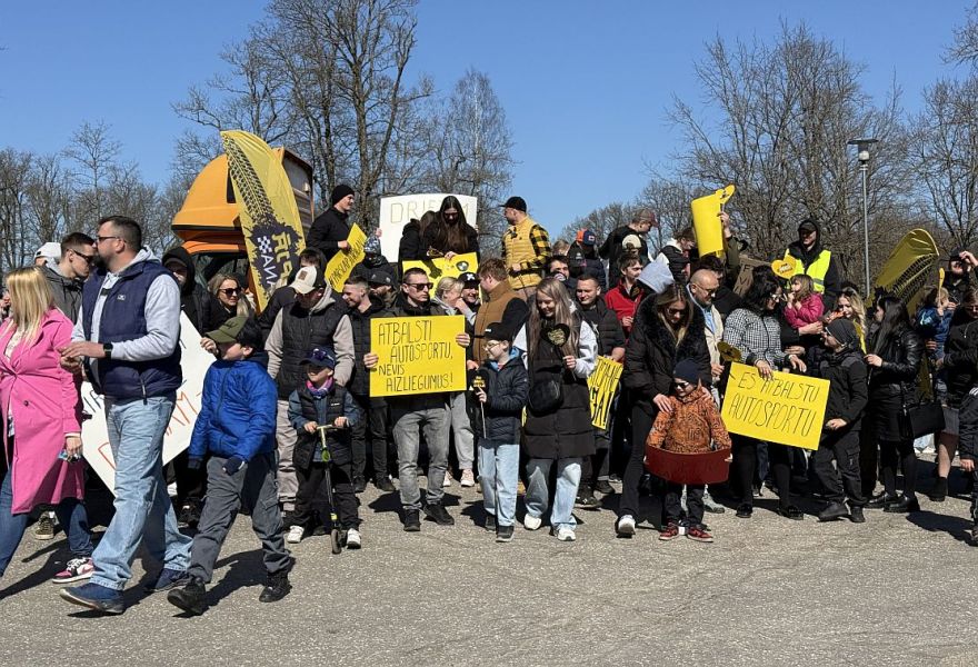 Siguldā aizvadīts pikets, lai pievērstu sabiedrības uzmanību drifta kustībai Latvijā