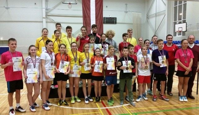 Siguldas badmintonisti ievākuši bagātīgu medaļu ražu Latvijas jaunatnes čempionātā