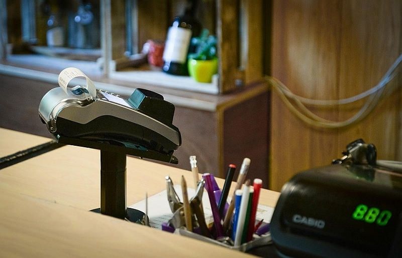 Siguldas iecirkņa policisti par svešas kredītkartes nelikumīgu izmantošanu Gaujā aiztur meklēšanā izsludinātu vīrieti