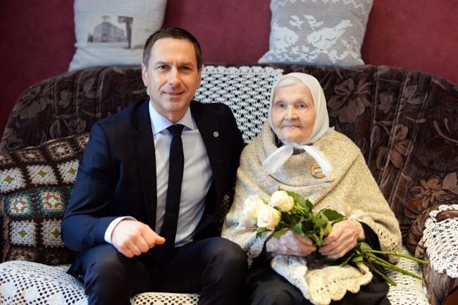 Siguldas novada iedzīvotāja Valija Staģe saņēmusi apsveikumus100 gadu jubilejā