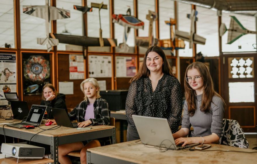 Siguldas novadā programmēšanas skolas pilotprojektā jaunietes izstrādā savu tīmekļvietnes dizainu