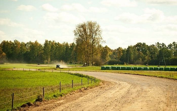 Siguldas novadā sākta grantēto ielu un ceļu apstrāde ar putekļu absorbentu