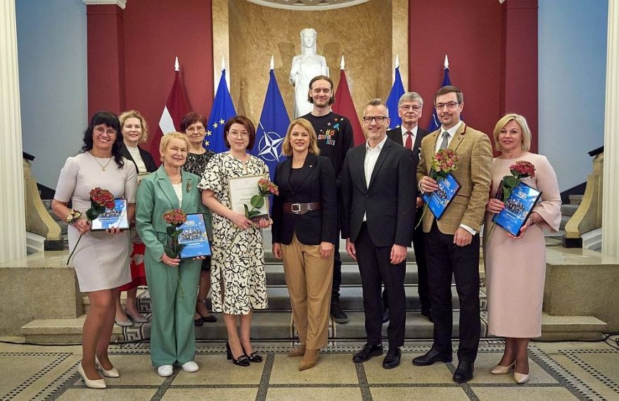 Siguldas Valsts ģimnāzijas direktors saņem Ministru prezidentes pateicību