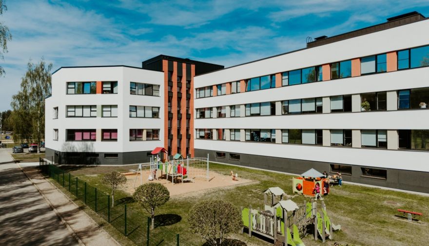Siltāk un skaistāk: Ādažu vidusskolā noslēdzies nozīmīgs būvdarbu posms