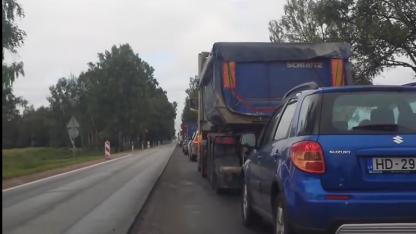 Attēls rakstam: “Šitā līdz Rīgai var braukt trīs dienas.” Autovadītāji neapmierināti ar satiksmes regulēšanu uz Vidzemes šosejas pie Siguldas