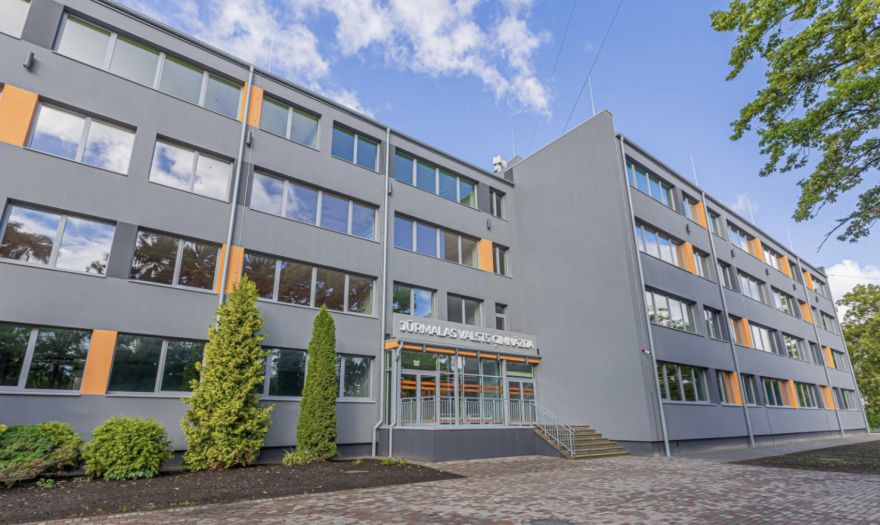 Skolu reitingā pēdējā vieta, bet alga liela - jūrmalnieku nežēlastībā kritusi Valsts ģimnāzijas direktore