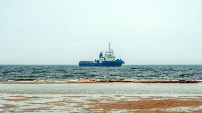 Attēls rakstam: Skultes ostas akvatorijā iestrēgušais loču kuģis novilkts no sēkļa