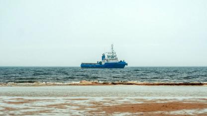 Attēls rakstam: Skultes ostas akvatorijā iestrēgušais loču kuģis novilkts no sēkļa