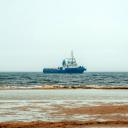 Attēls rakstam: Skultes ostas akvatorijā iestrēgušo loču kuģi šonedēļ atkārtoti mēģinās novilkt no sēkļa