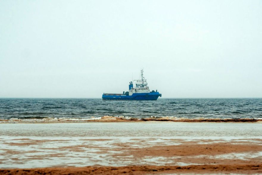 Skultes ostas akvatorijā iestrēgušo loču kuģi šonedēļ atkārtoti mēģinās novilkt no sēkļa