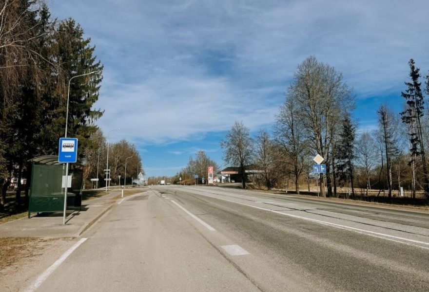 Slēdz satiksmi uz Vidzemes šosejas pie Lorupes gravas; jāizmanto apbraucamais ceļš