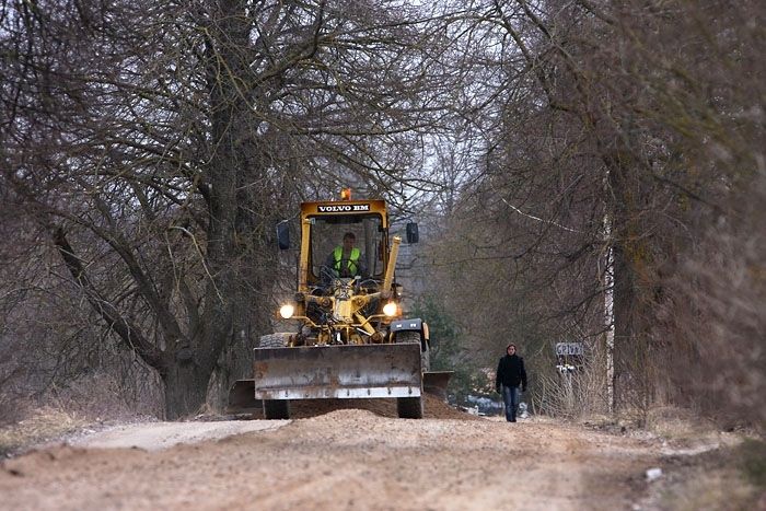 Slikts zemes ceļš neļauj normāli aizbraukt līdz Limbažiem, Saulkrastiem un Skultes ostai