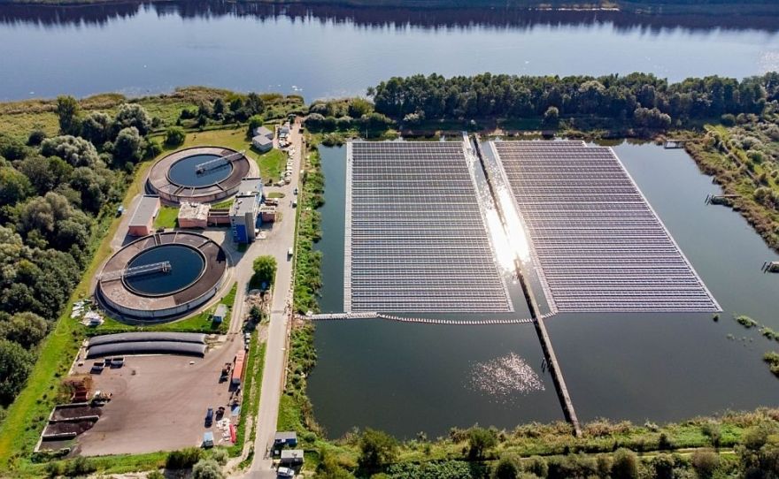 Slokā top peldoša saules enerģijas stacija