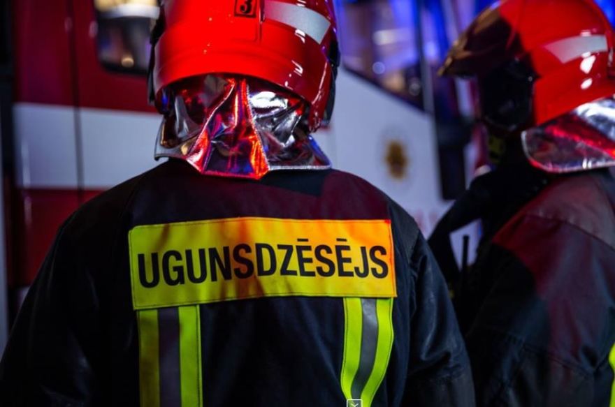 Smaga nakts Jūrmalā – liesmas izceļas koka ēkā, cietuši arī cilvēki