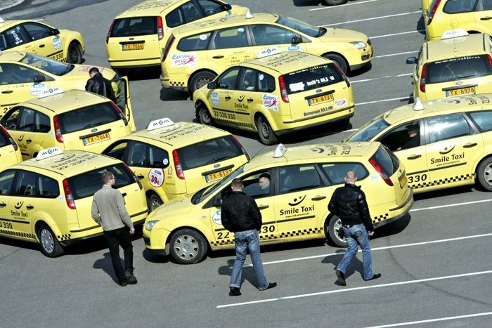 "Smile Taxi": Pierīgas pašvaldības spekulē ar normu, kas liedz taksometriem uzņemt pasažierus ārpus to darbības teritorijas