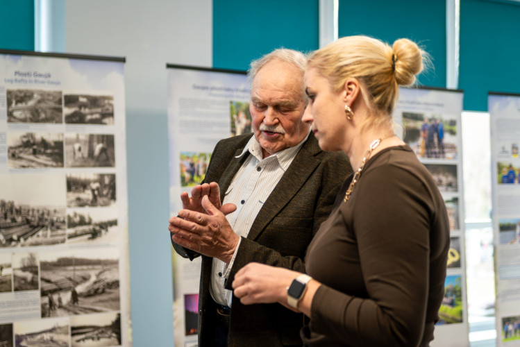 Foto: Izstādē Siguldā aicina iepazīt unikālo Gaujas plostnieku amatu prasmi