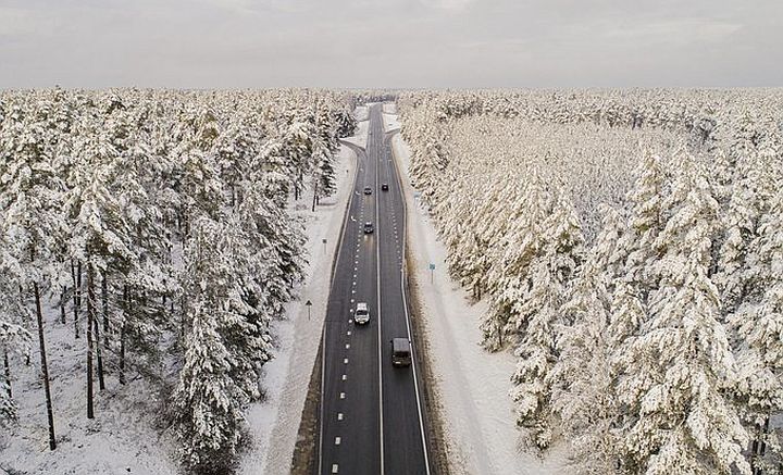 Sniega dēļ visā valsts teritorijā apgrūtināti braukšanas apstākļi, satiksme ir palēnināta