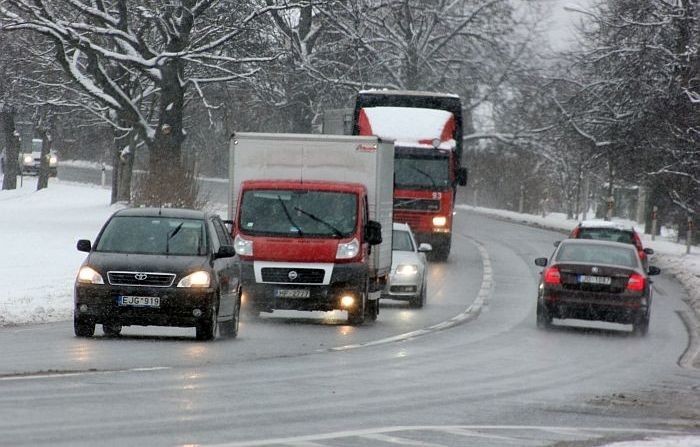 Sniegs un apledojums daudzviet Latvijā apgrūtina braukšanu