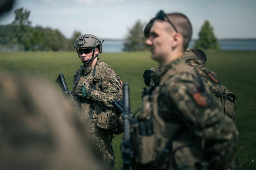 Šodien militārajās bāzēs ierodas jauna grupa: Cik no šiem jauniešiem ir brīvprātīgie un cik – iesauktie?
