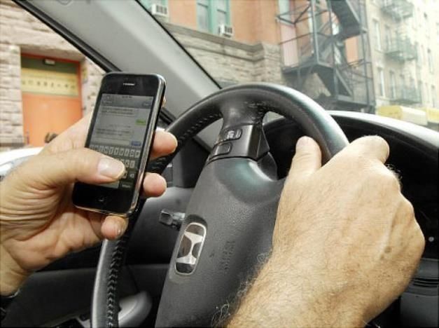 Šoferis, kura skatiens pievērsts mobilajam telefonam, ir kā iereibis autovadītājs, brīdina likumsargi