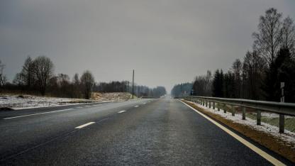 Attēls rakstam: Šorīt daudzviet, tostarp Pierīgā, apledo šoseju posmi. Apgrūtināta braukšana arī pa grants ceļiem