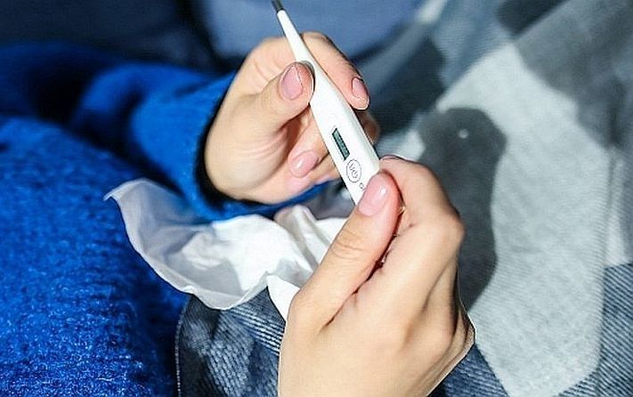 SPKC: Saslimstība ar gripu turpina pieaugt, inficēto Covid-19 pacientu skaits stabilizējas