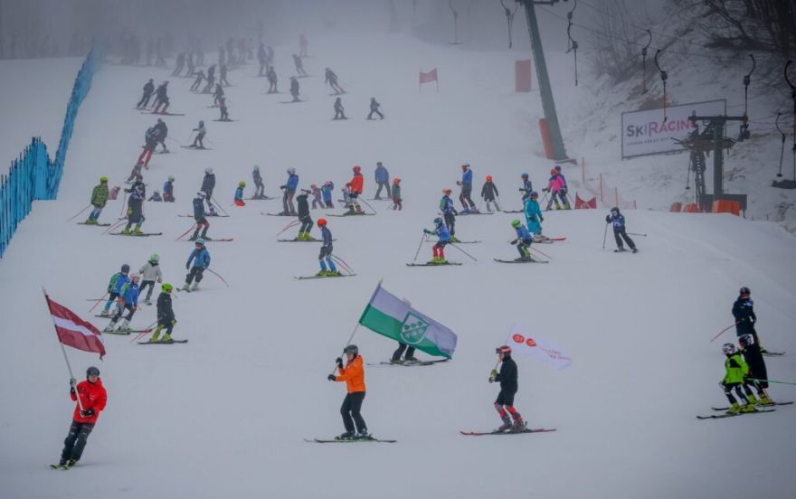 Spraigās cīņās aizvadītas kalnu slēpošanas un snovborda sacensības "Siguldas kauss 2026"