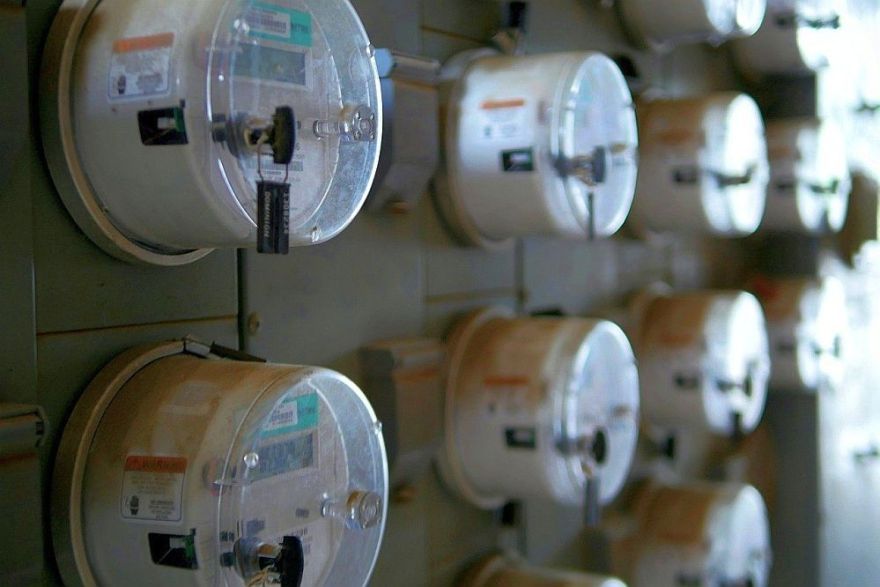 SPRK aicina iedzīvotājus pārskatīt noslēgtos fiksētās elektroenerģijas cenas līgumus