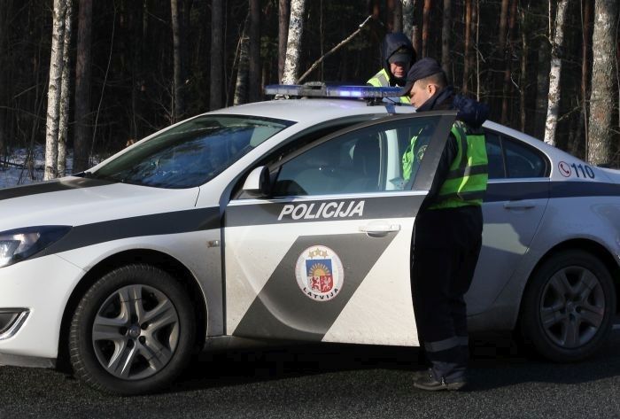 Starppilsētu autobusa un militārā kravas auto sadursmē Inčukalna pagastā cietušas septiņas personas