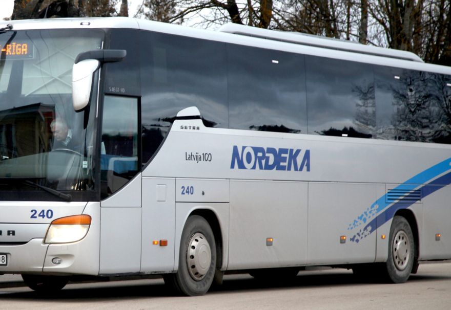 Stāvi kā spoža Ziemsvētku eglīte... Pasažieris sašutis par autobusu satiksmi uz Salaspili