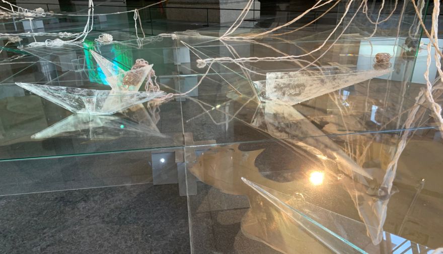 Stiklā iemirdzas Piena Ceļš – Jūrmalā skatāma jauna mākslas izstāde