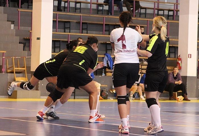 Stopiņu handbolistes aizraujošā cīņā nospēlē neizšķirti ar dobelniecēm