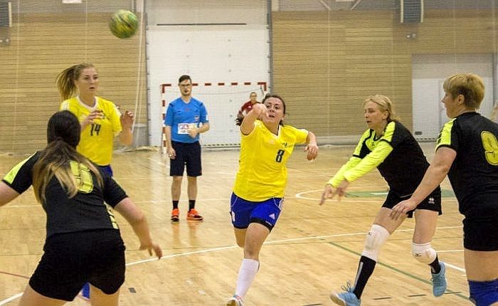 Stopiņu handbolistes izglābjas no zaudējuma, novadniekiem tas neizdodas