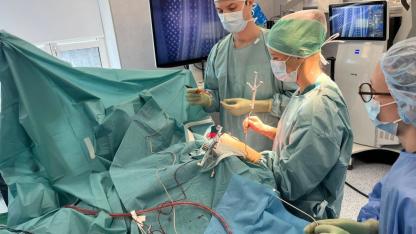 Attēls rakstam: Stradiņa slimnīcā veikta sarežģīta galvas smadzeņu operācija, pacientam esot nomodā