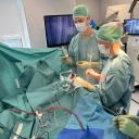 Attēls rakstam: Stradiņa slimnīcā veikta sarežģīta galvas smadzeņu operācija, pacientam esot nomodā