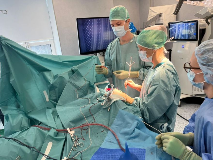 Stradiņa slimnīcā veikta sarežģīta galvas smadzeņu operācija, pacientam esot nomodā